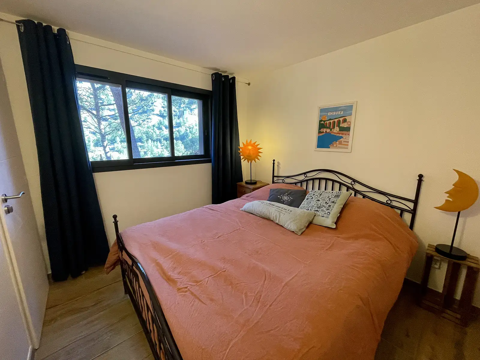 6. Chambre soleil lune gite figuières