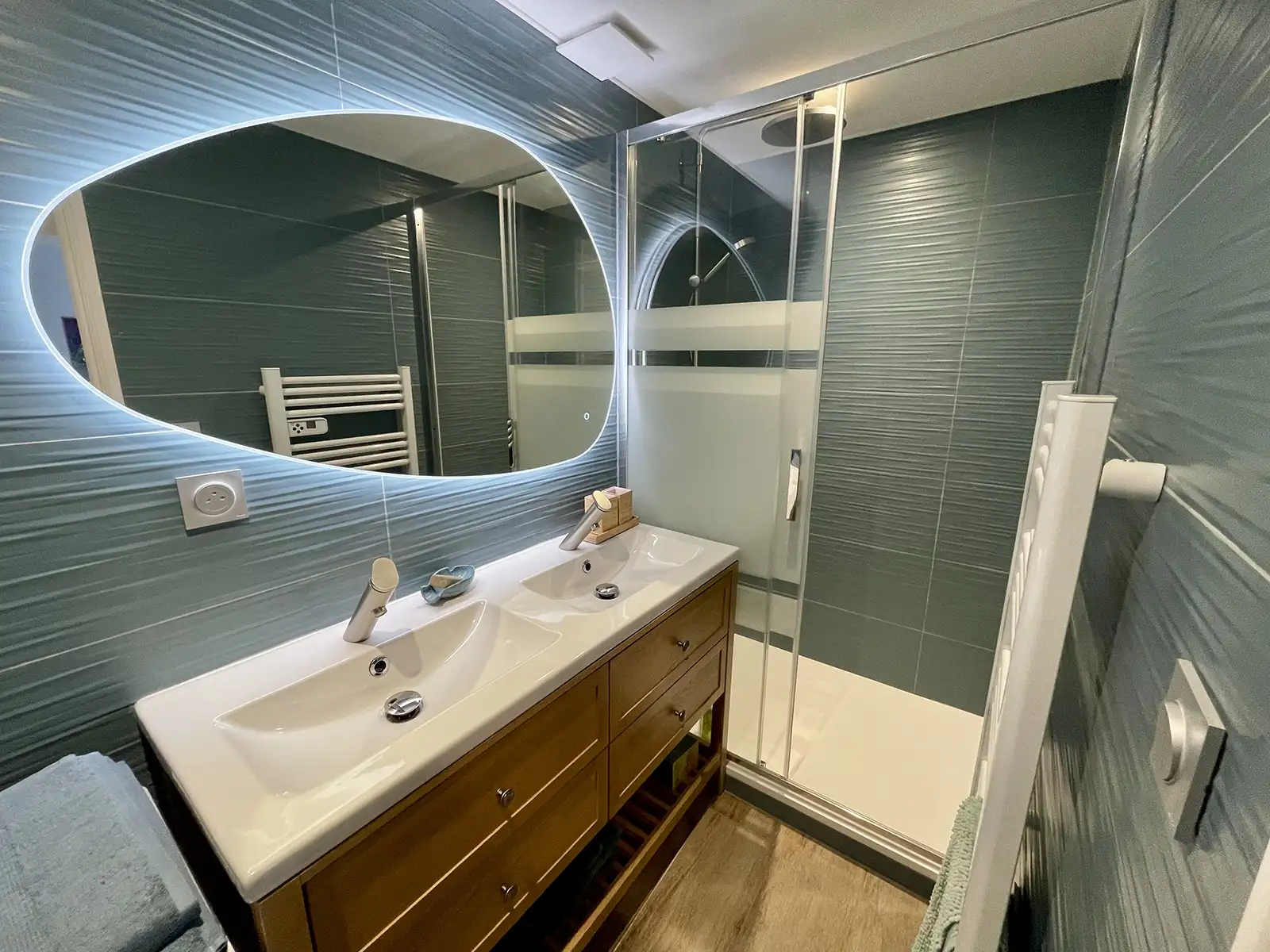 8. Salle d'eau galet gite figuières